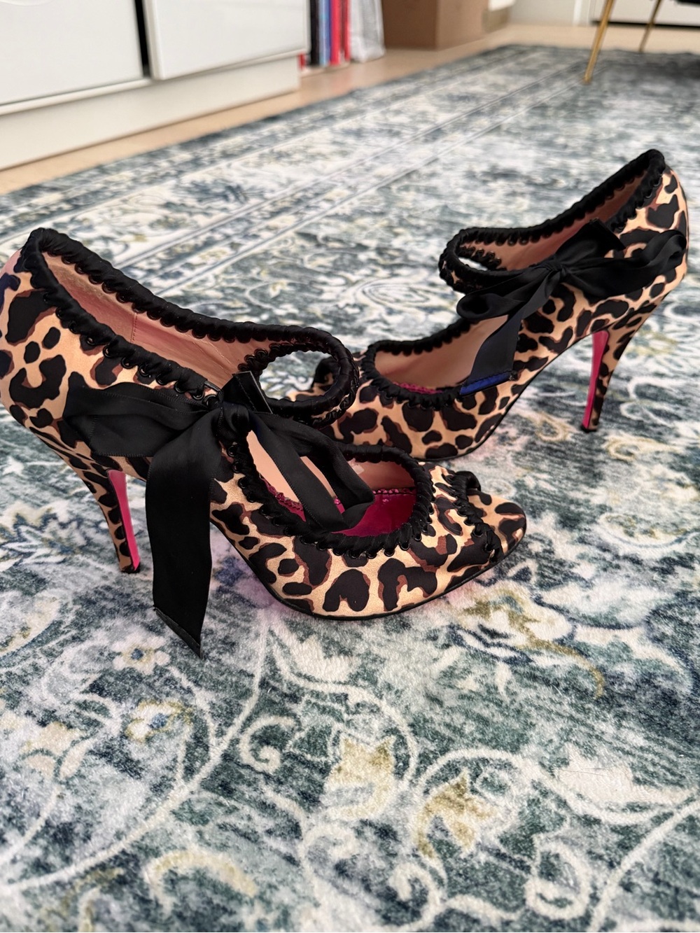 Betsey Johnson Leopard Print Peep-Toe High Heels with Bow - Size 10 - Picture 2 of 5